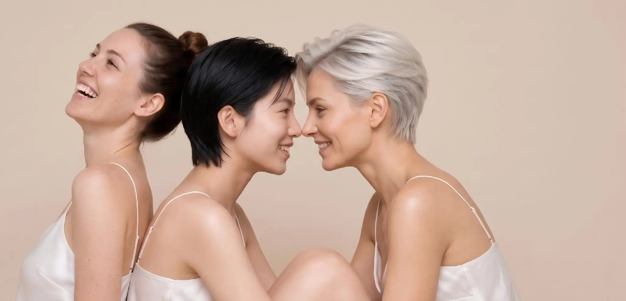 三世代の女性が穏やかに笑い合うCELLshotブランドビジュアル